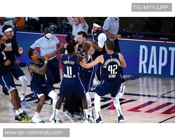 东契奇后撤步三分绝杀庆祝时刻与老队友小乔丹击掌共庆辉煌 东契奇后撤步三分绝杀庆祝时刻与老队友小乔丹击掌共庆辉煌