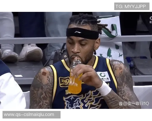 浓眉调侃三状元比一手势称自己拥有大学冠军荣耀 浓眉调侃三状元比一手势称自己拥有大学冠军荣耀