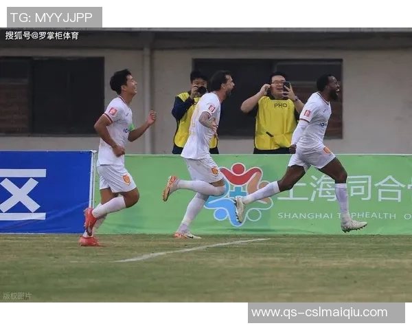 铜梁龙外援精彩头球破门助力球队打破僵局张外龙场边赞赏不断