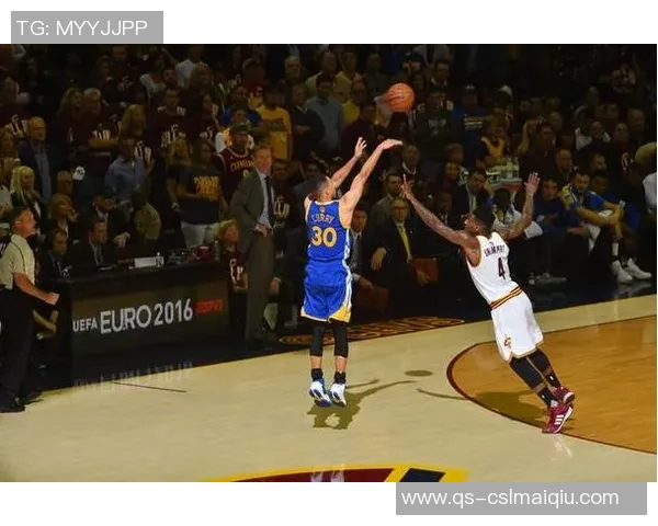 库里生涯第111次半场得分20并贡献5记三分球超越利拉德64次成就辉煌