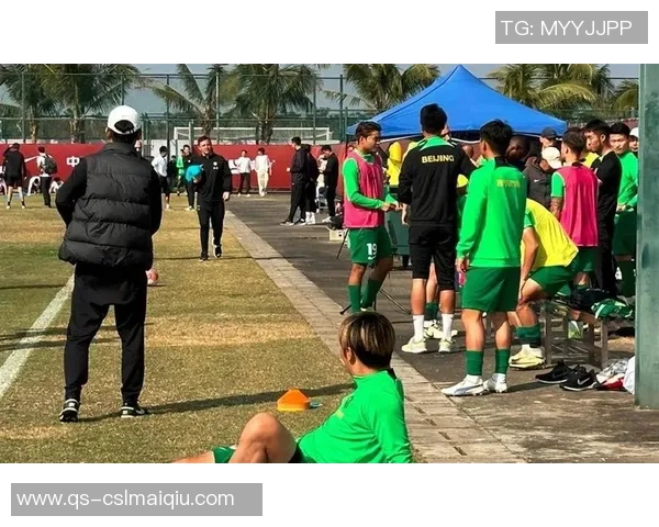 冬训季节北京国安新帅汉斯与罗德里戈携手出征球迷热情分享照片 冬训季节北京国安新帅汉斯与罗德里戈携手出征球迷热情分享照片